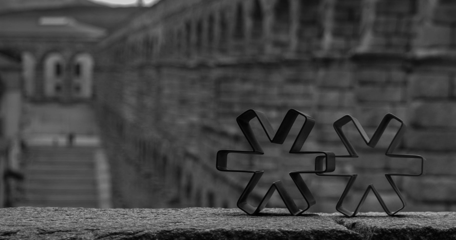 Dos esculturas de asteriscos en exterior, fotografía en blanco y negro
