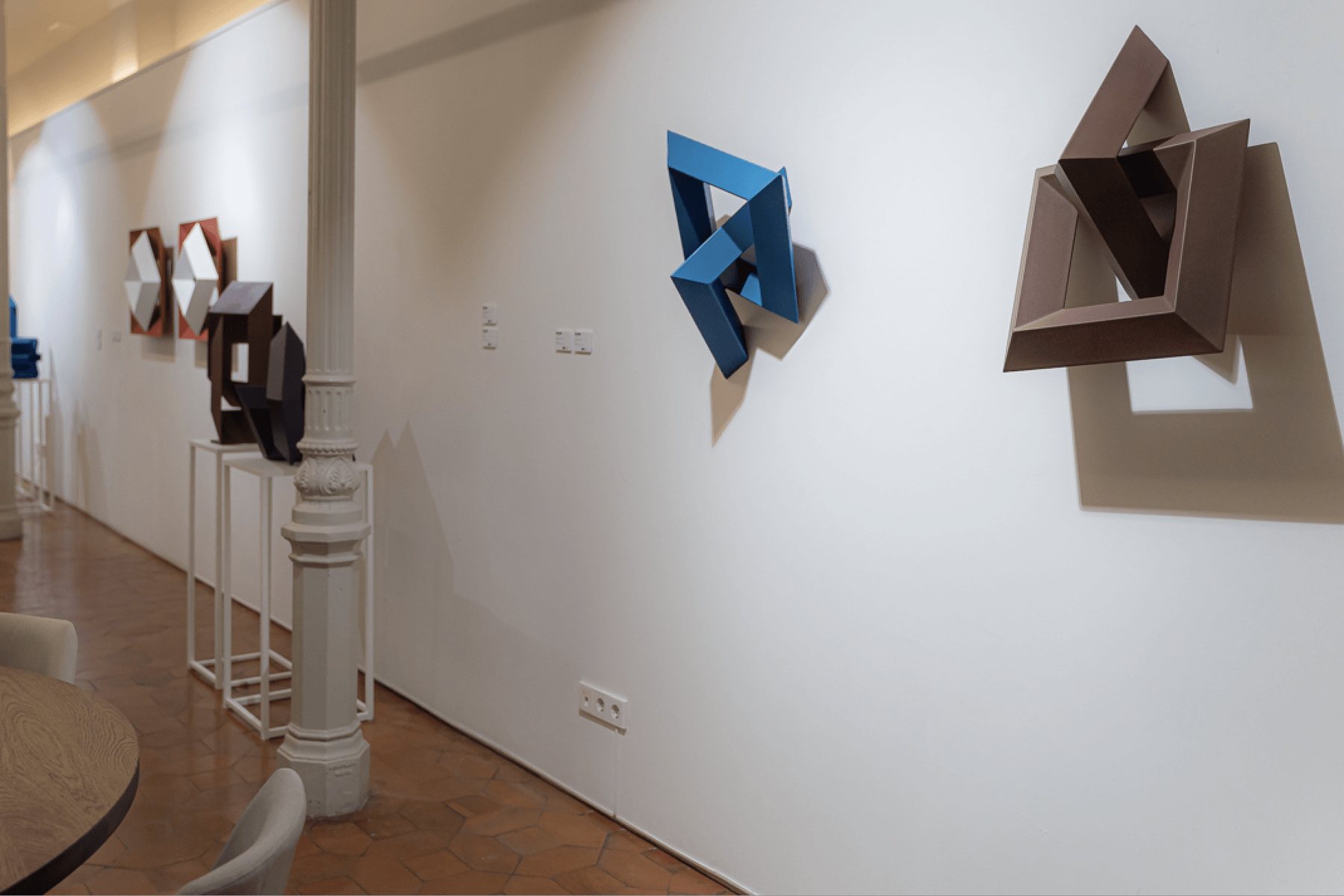 Varias esculturas de la colección Entrelazados instaladas en una sala de galería
