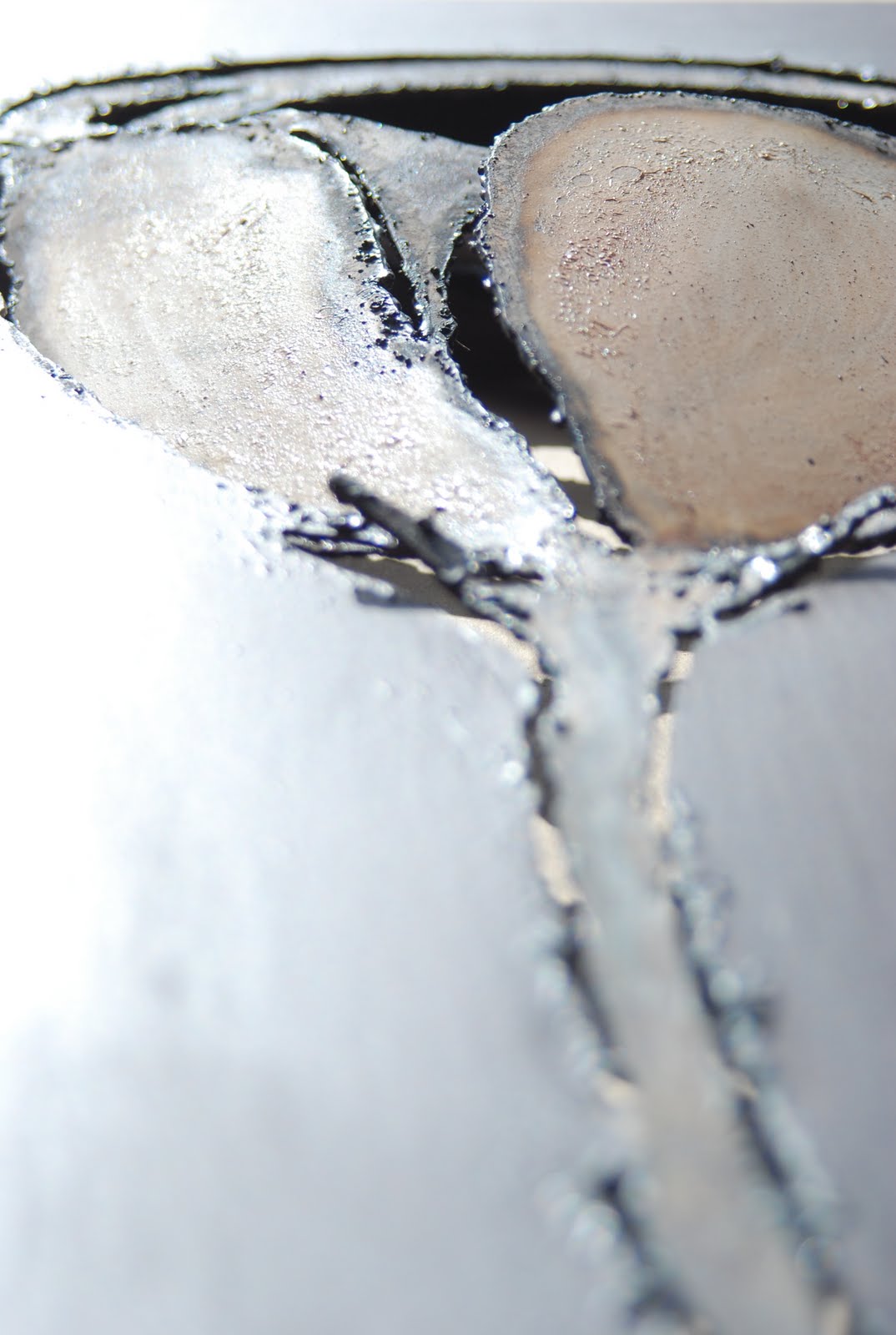 Detalle macro de la soldadura sobre una pieza de hierro