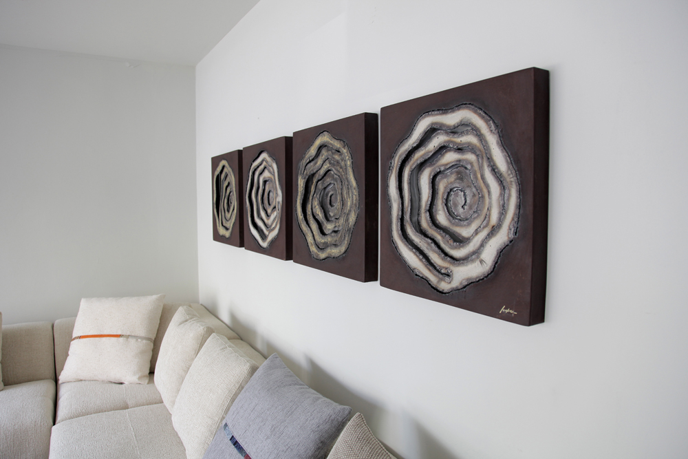 Serie de cuatro esculturas de espiral en hierro instaladas en un salón