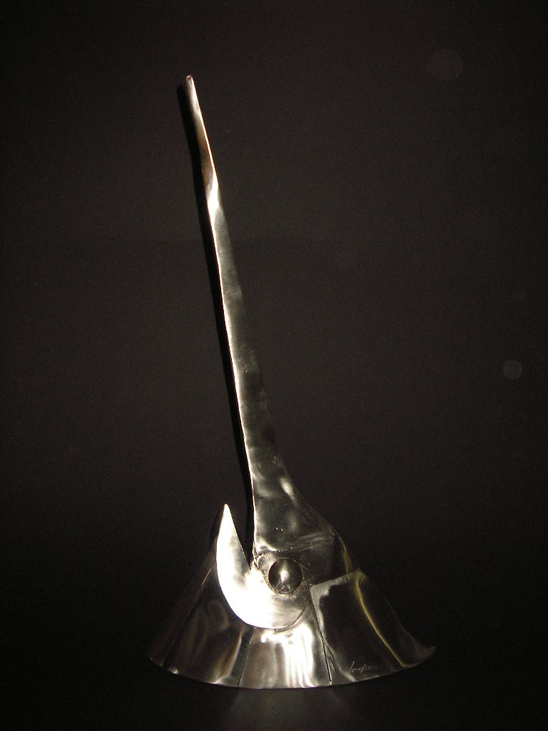 Escultura Busto de pez espada, en metal pulido