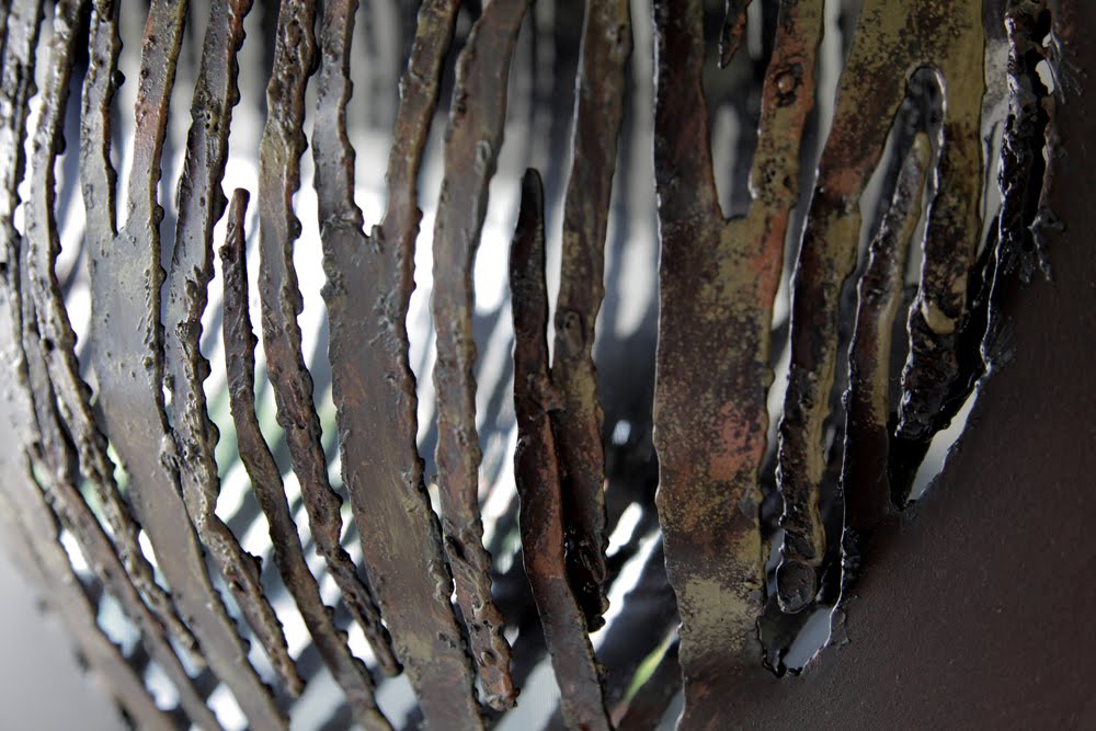 Detalle macro de la textura metálica de una pieza de la colección Planetas