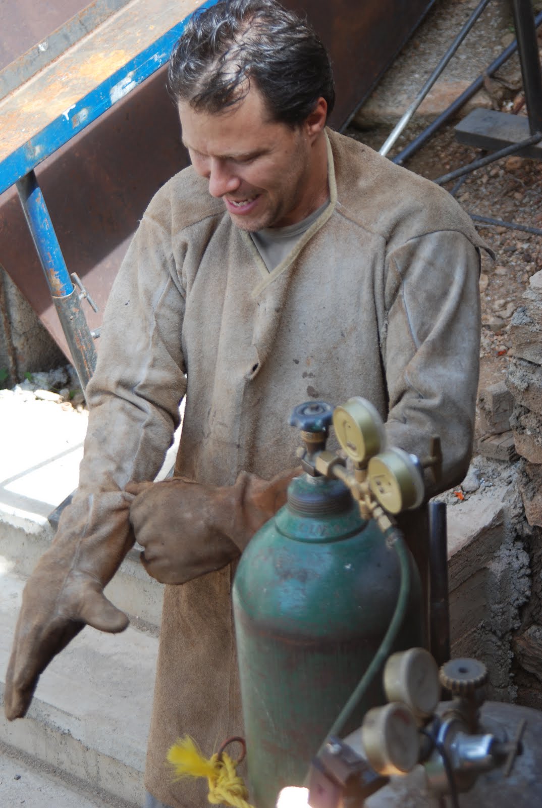 Pino Iodice en su taller, con guantes y equipo de soldadura
