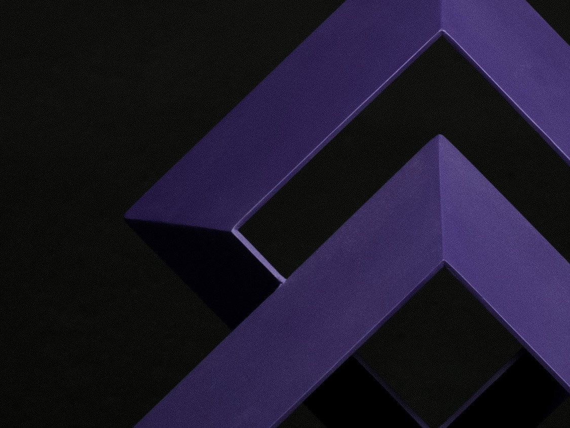 Detalle macro de una escultura de marco geométrico en morado